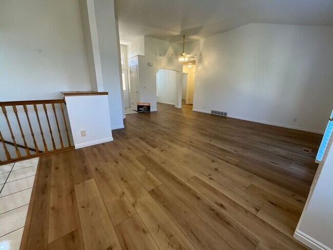 Building Photo - 4 bdrm 3 bth Home 2 Car Garage- HOA with Pool