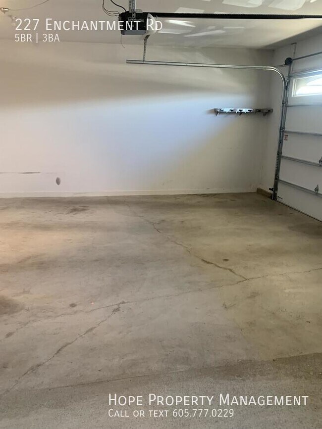 Building Photo - 227 Enchantment Rd