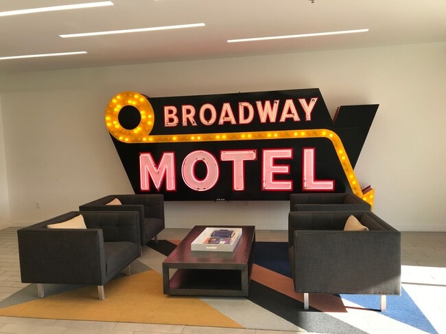 Building Photo - $0 DEPOSIT OPTION. GORGEOUS STUDIO IN 1616 SOUTH AT PLATT PARK