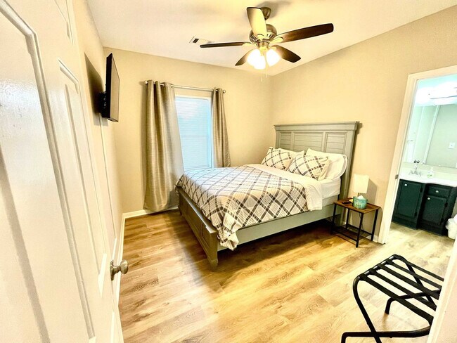 Building Photo - 2560 Hammond Dr