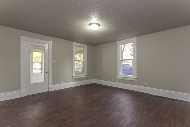 Building Photo - 5 Bedrooms, 2 Bathrooms - Near Drake