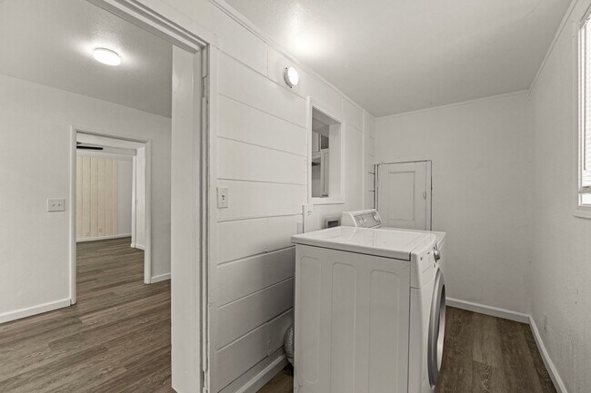 Building Photo - Enjoy Lake Views from This Cozy 1 Bed, 1 Bath Home