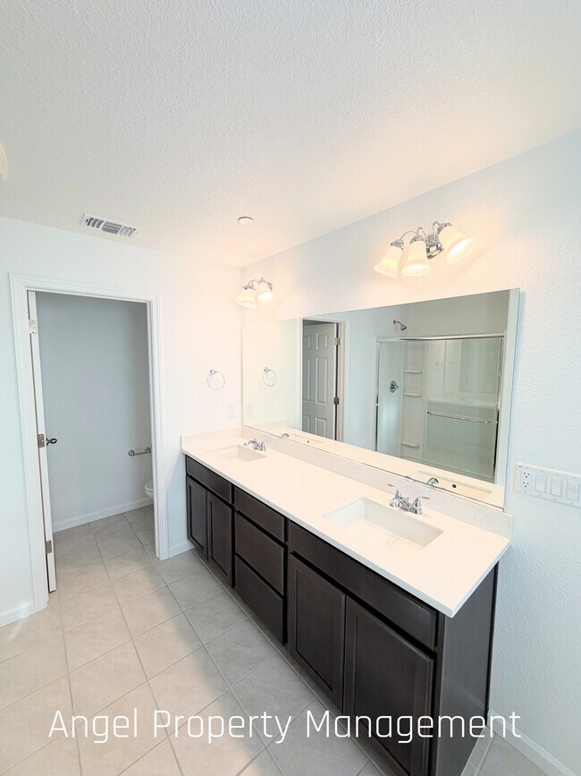 Building Photo - 425 Fuchsia Ct