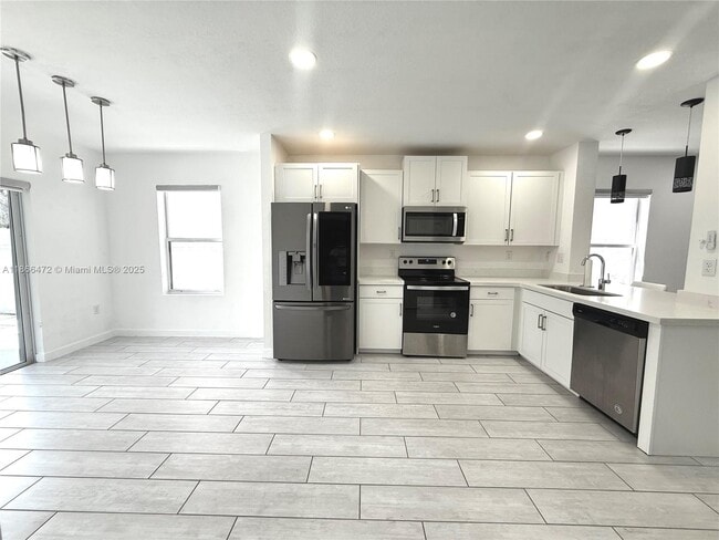 Building Photo - 507 NE 6th Ct