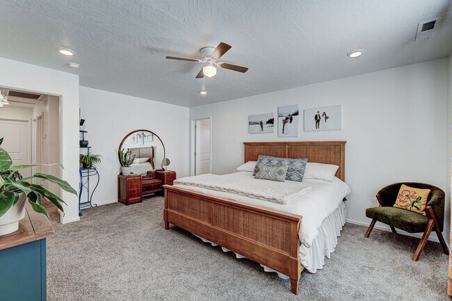 Building Photo - 3 BEDROOM Long Valley Townhome with all the Amenities