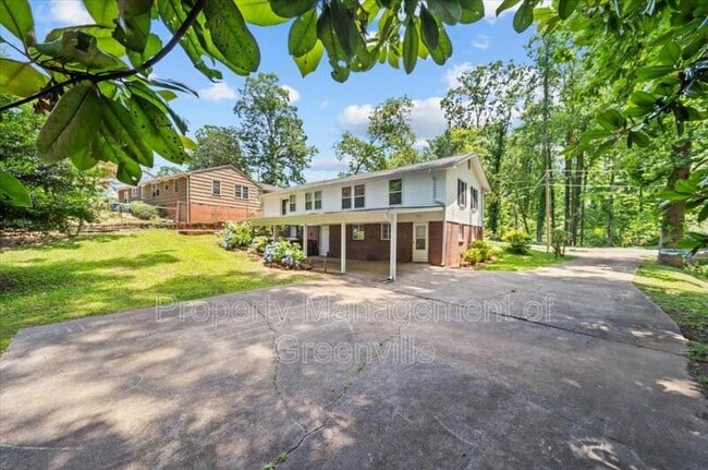 Building Photo - 304 Robin Hood Rd