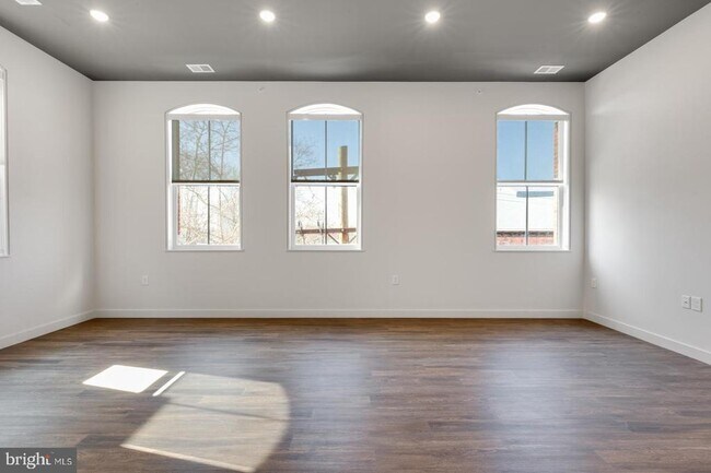 Building Photo - 525 N 41st St