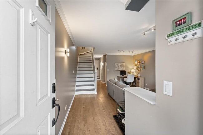 Building Photo - 1214 W School St