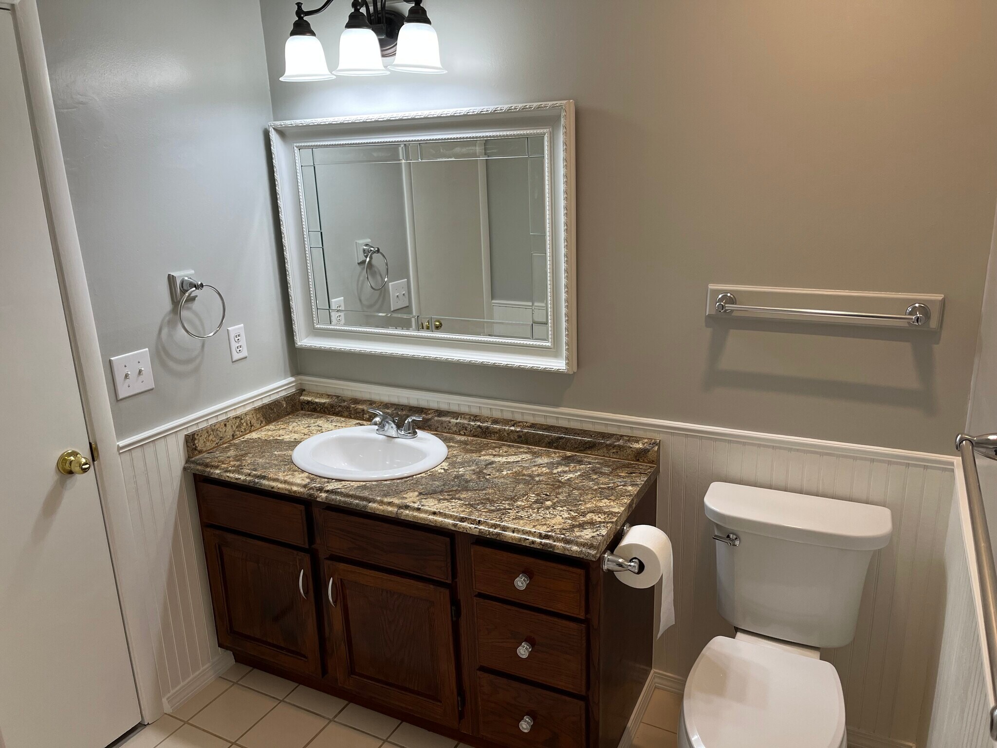 Shared Bath - 215 Magnolia Rd