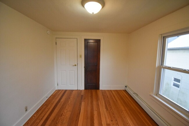 Building Photo - Spacious Three Bedroom House in Mill Hall!