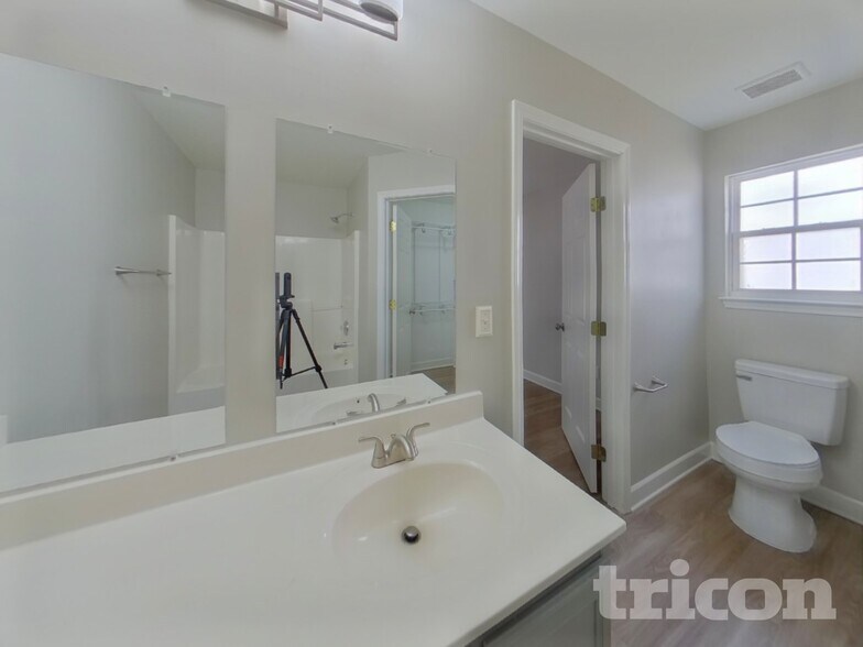 Building Photo - 124 Bathurst Ln