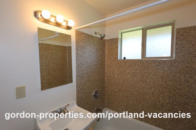 Building Photo - NE 65th Ave - North Tabor single level 1 bedroom apartment