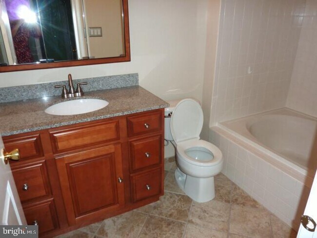 Building Photo - 2505 Saxony Dr