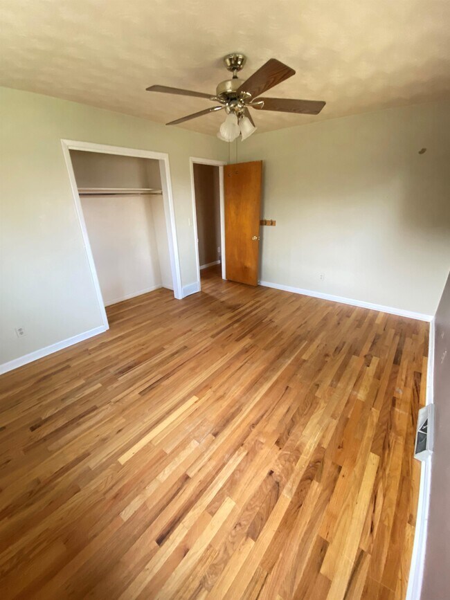 Building Photo - 301 Olive Ln