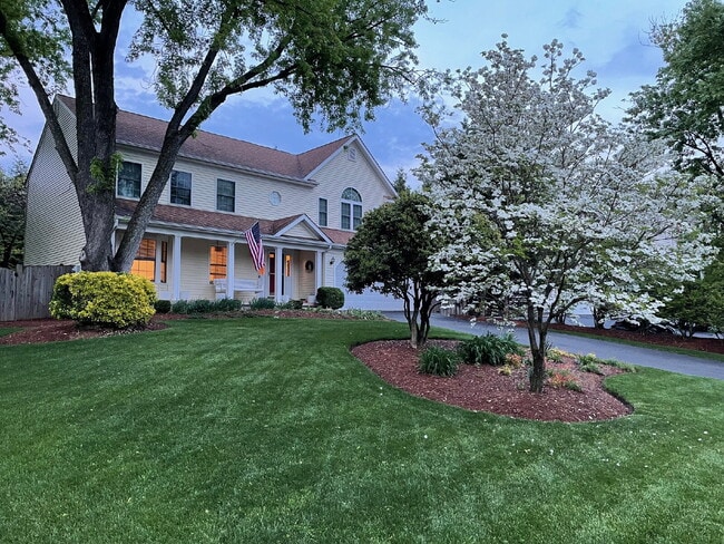 Building Photo - A Perfect Blend of Comfort and Convenience