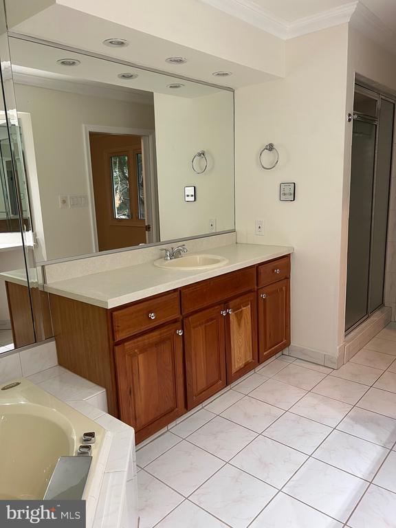 Building Photo - 1710 Chanticleer