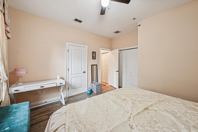 Building Photo - 3044 SW Savona Blvd