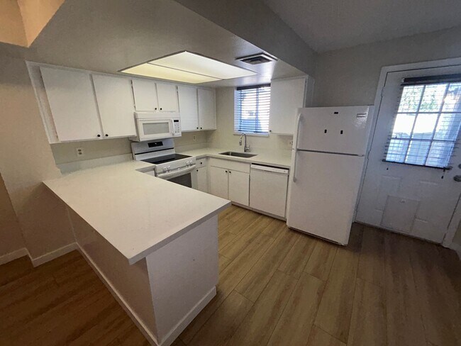 Primary Photo - 6104 W Townley Ave