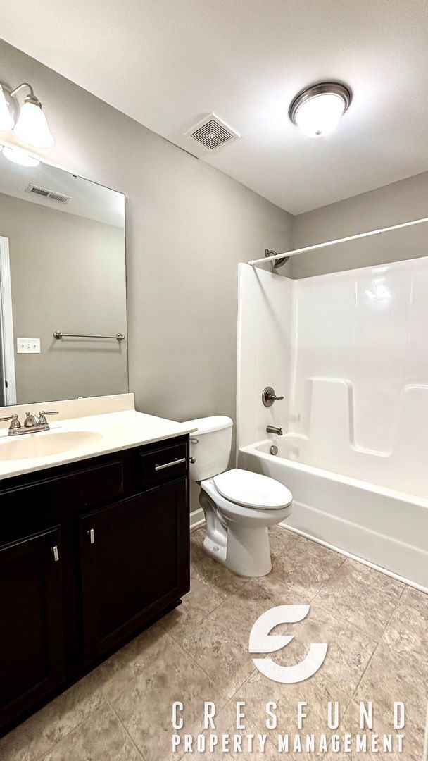 Building Photo - Spacious, Stylish & Close to It All – 3 Be...