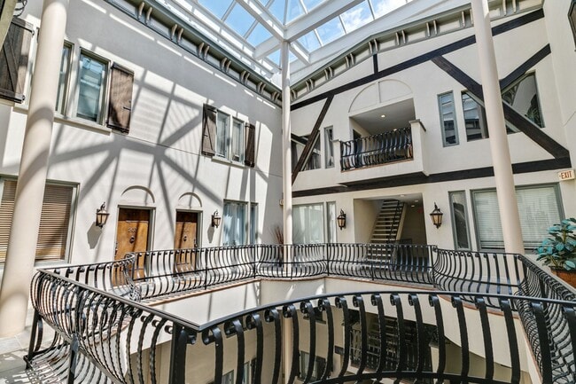 Building Photo - Beautiful Bi-level Condo For Rent In Fairmount With Parking!