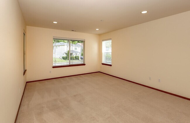 Building Photo - Spacious 4-Bedroom DuPont Home with AC