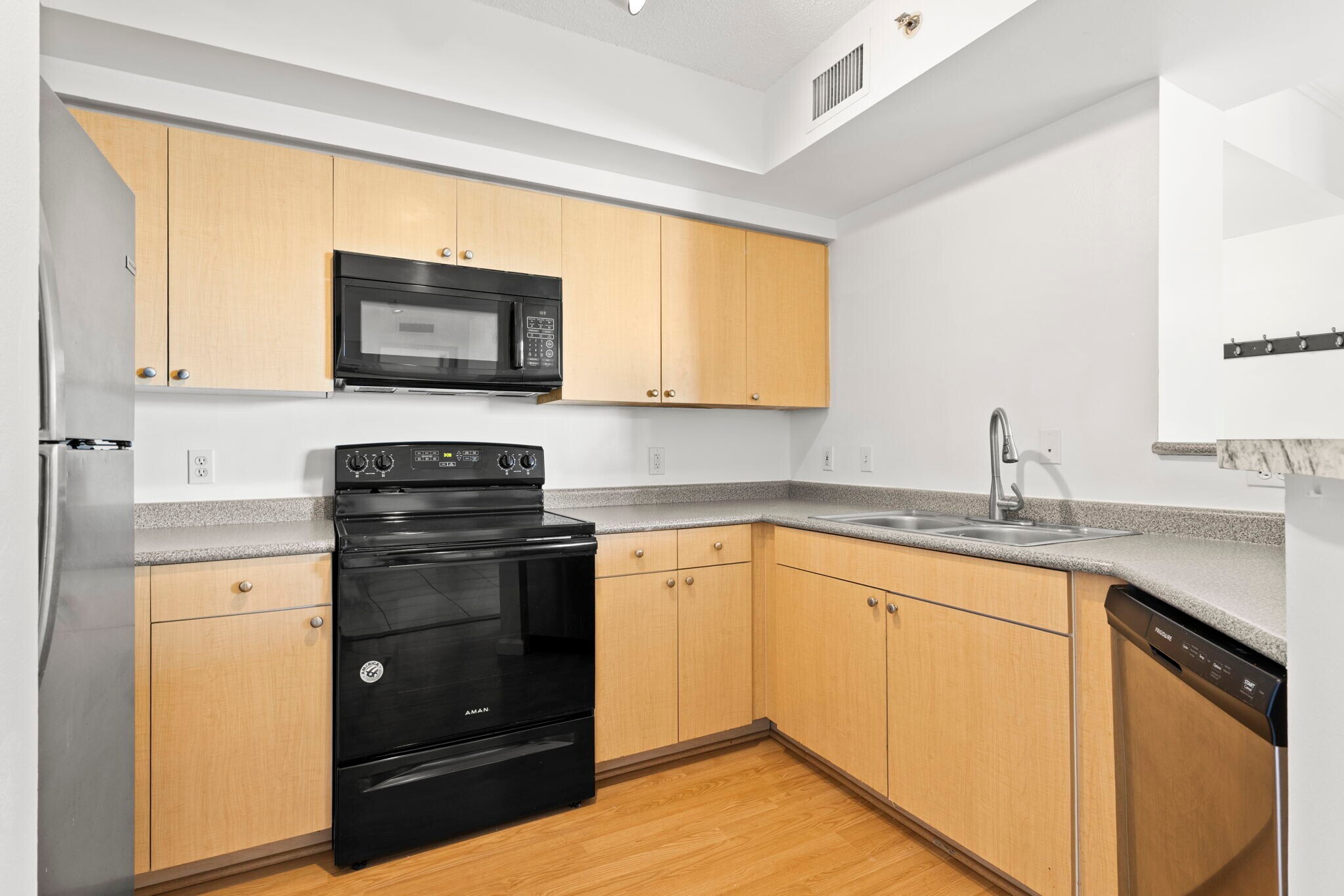 Building Photo - 1919 Van Buren St