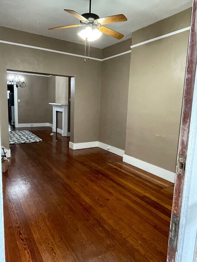 Building Photo - Huge 2BD/2.5BA Uptown, with a Yard, Central Air/Heat, and W/D in Unit