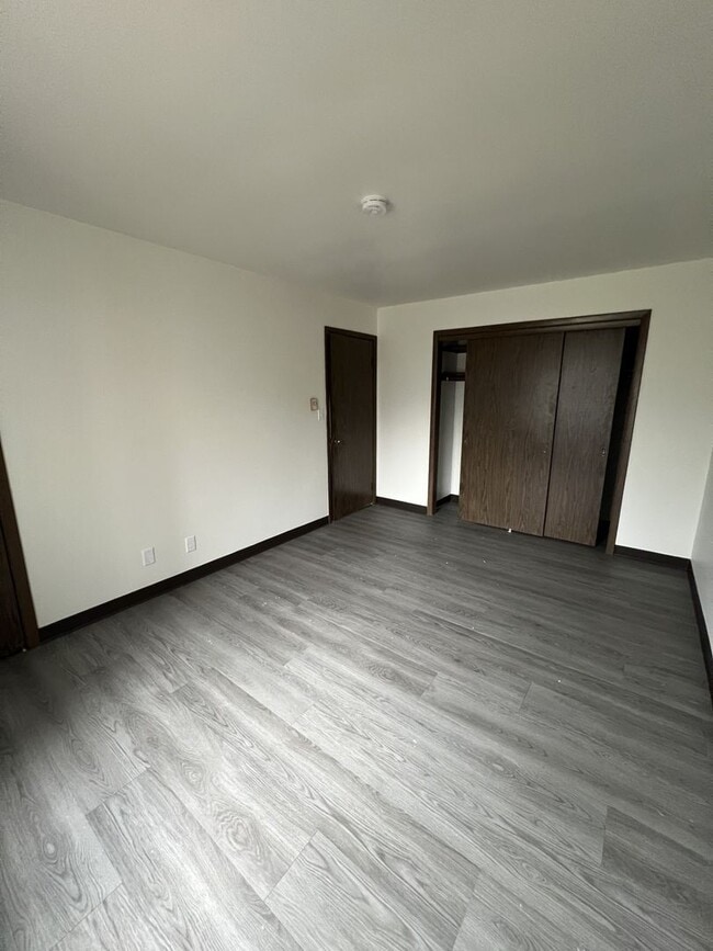 Building Photo - New Listing!