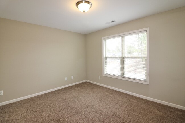 Building Photo - Spacious 4-Bedroom Home with Fireplace in Fayetteville, NC - A Must-See Rental Property!