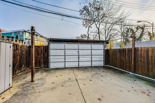 Building Photo - Beautiful TH - 4 bedroom + 3.5 BA - 7 mo -...