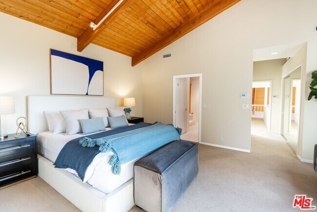 Building Photo - 21338 Colina Dr