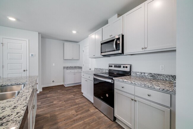 Building Photo - Spacious 4-Bedroom Home in Sought-After Lo...