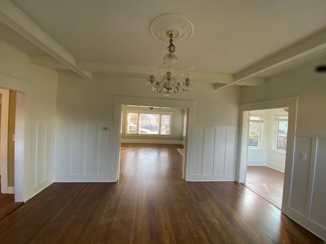 Building Photo - Remodeled Gorgeous House on Cul-de-Sac AND...