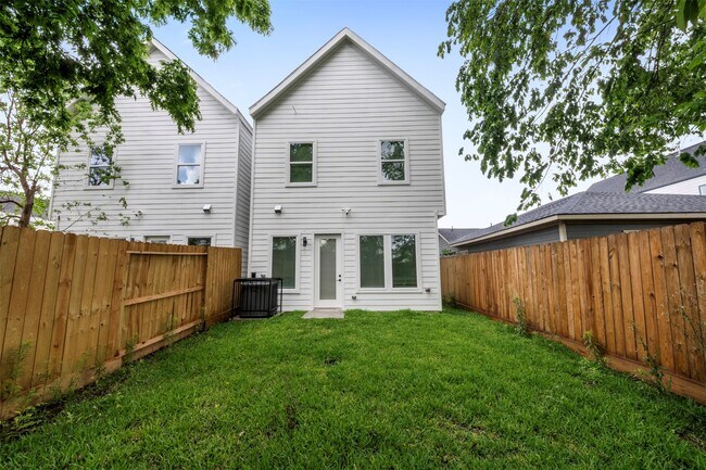 Building Photo - 6815 Paris St