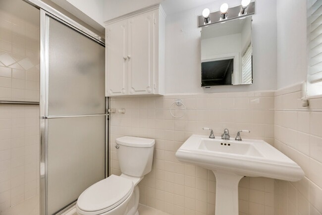 Building Photo - Gorgeous 2 Bed, 2 Bath Lochwood Home!