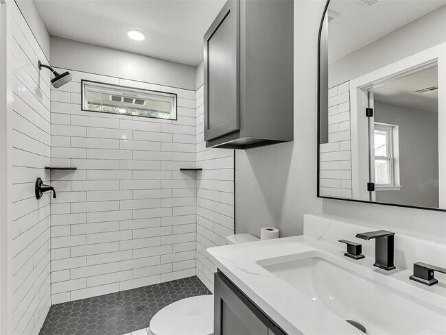 Building Photo - Look at this beautiful home!! 4 bed, 3 full baths!