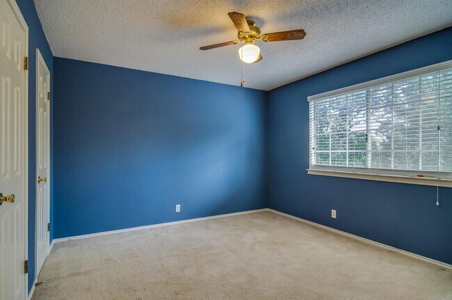 Building Photo - Wonderful 4BR/2.5 Bath in Encino Park -- D...