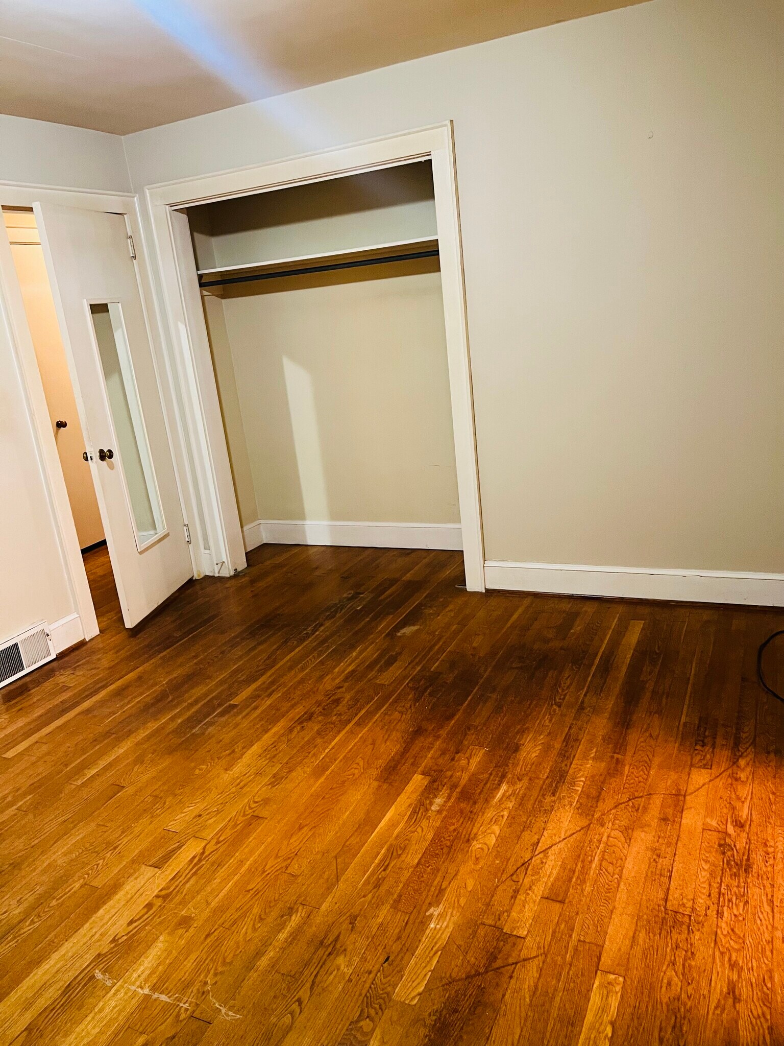 Building Photo - 1040 Roundknob Ave