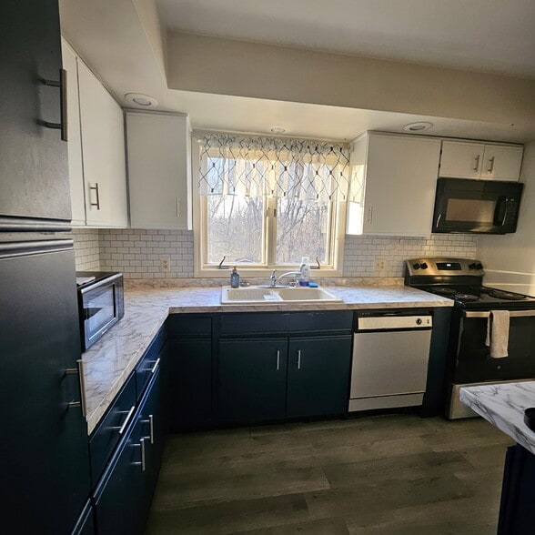 Building Photo - 672 Crowley Rd