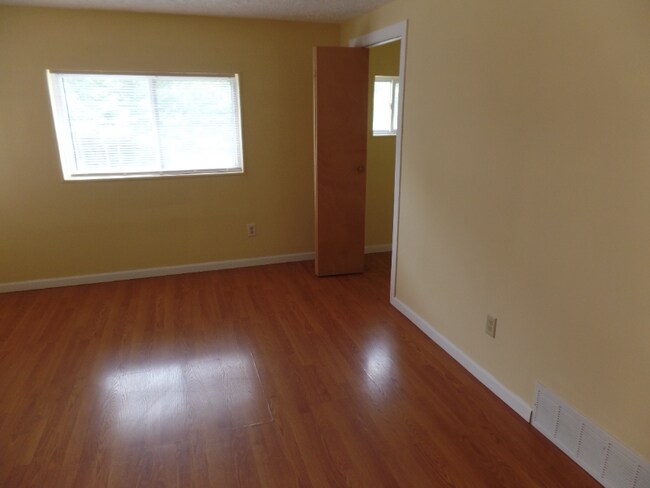 Building Photo - 669 Brown St