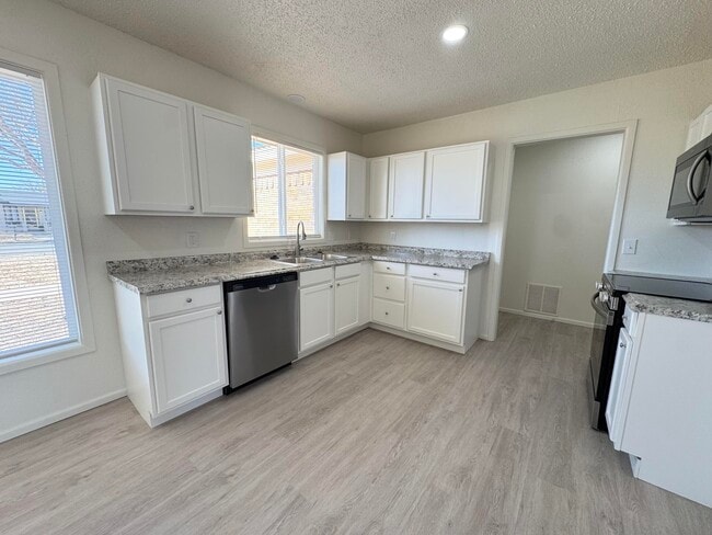 Building Photo - 7825 Vernon Ave