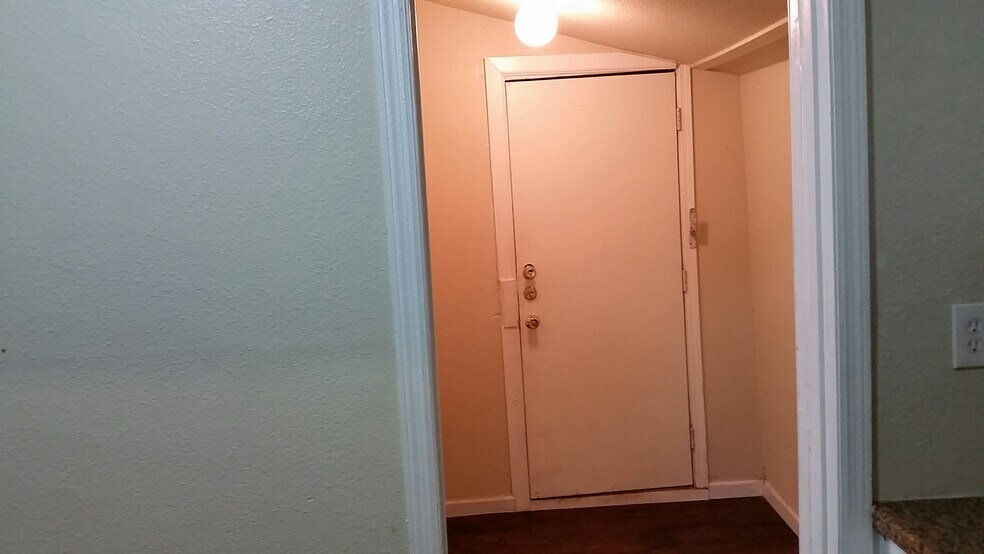 Frt Door - 318 Hollenbeck Ave