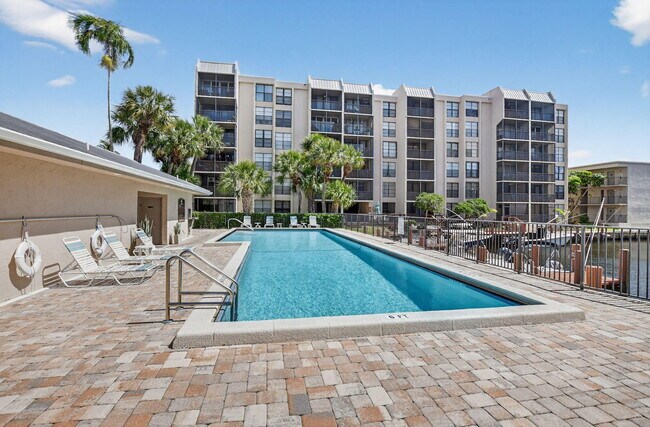 Building Photo - 15 Royal Palm Way