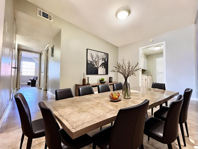 Building Photo - 3822 Englewood Cir