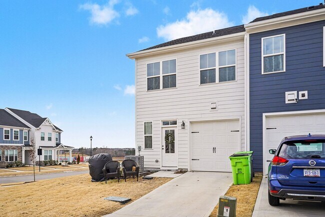 Building Photo - 3BR Like-New End-Unit Townhome – Wendell Falls