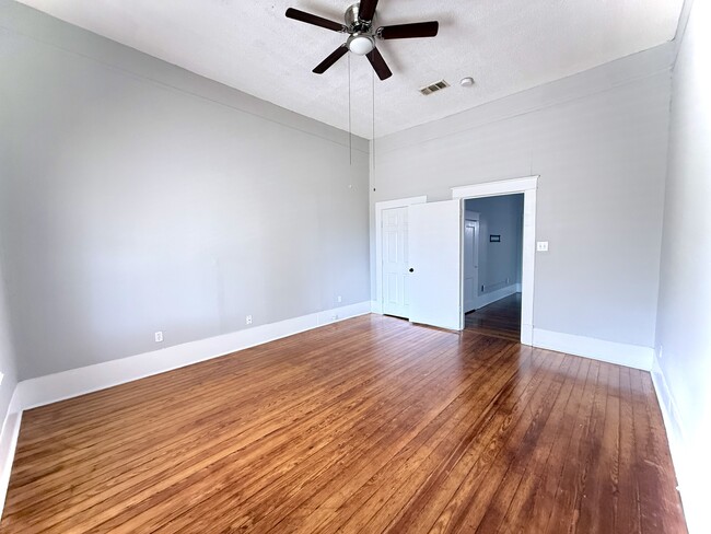 Building Photo - 429 E Carson St