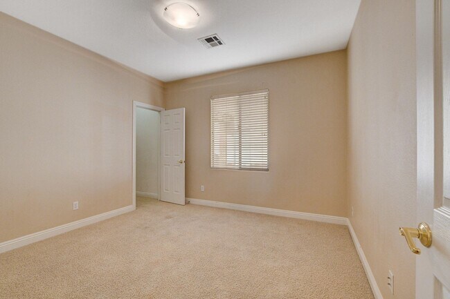 Building Photo - Spacious 5-Bedroom, 2 Story Pool Home in G...