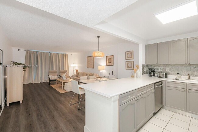 Building Photo - 2301 Collins Ave