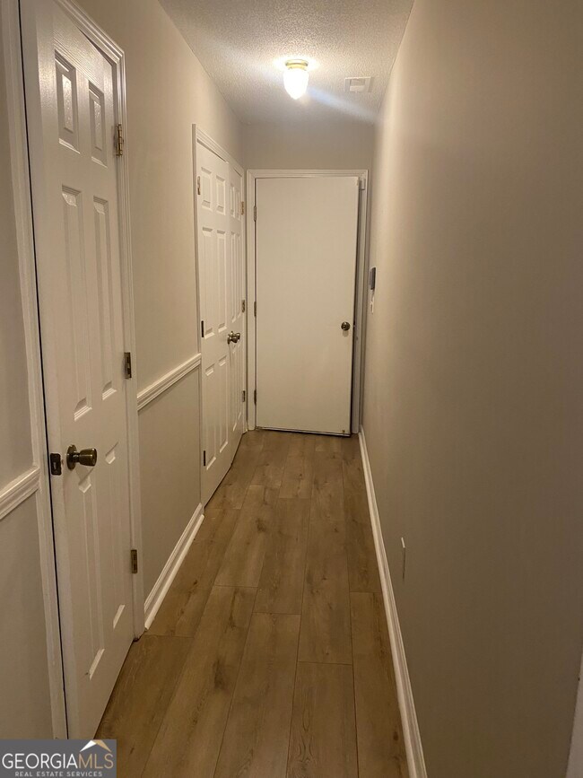 Building Photo - 553 Wren Walk