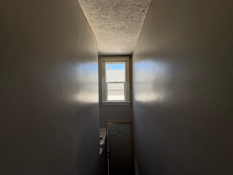 Building Photo - 714 S 1st Ave